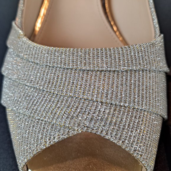 Nina New York Gold Metallic Wedge Shoe Peep Toe Size 8 - Picture 7 of 13